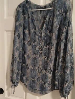 White House Black Market Women’s Blue Patterned V-Neck Long Sleeve Blouse